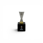 UEFA Europa League Trophäen-Nachbildung aus Zamak auf einem schwarzen Holzsockel, 45 mm groß.