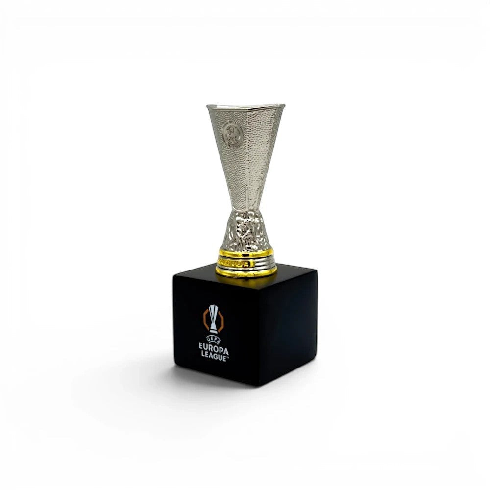 UEFA Europa League Trophäen-Nachbildung aus Zamak auf einem schwarzen Holzsockel für Fußballfans