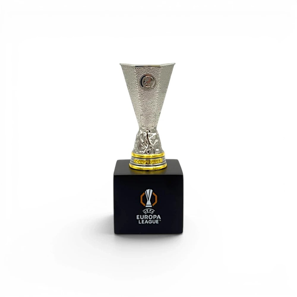 UEFA Europa League Trophäen-Nachbildung aus Zamak auf einem schwarzen Holzsockel, 70 mm hoch.