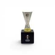 UEFA Europa League Trophäen-Nachbildung aus Zamak auf einem schwarzen Holzsockel, 70 mm hoch.