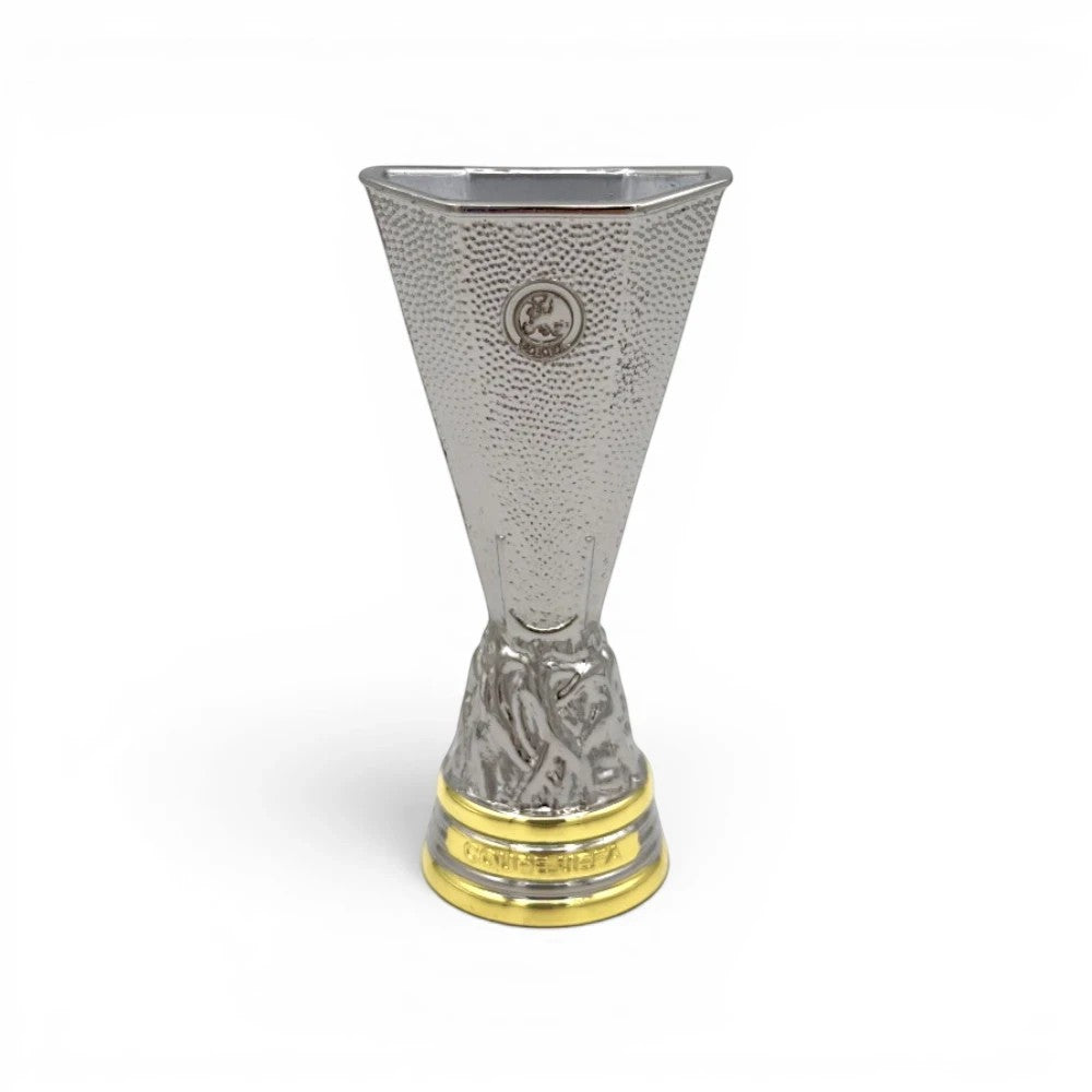 UEFA Europa League Trophäen-Nachbildung aus Zamak, 100 mm hoch, silberfarben mit goldenem Sockel.