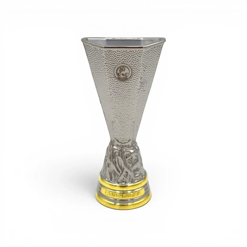 UEFA Europa League Trophäen-Nachbildung aus Zamak, 100 mm hoch, silberfarben mit goldenem Sockel.