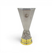 UEFA Europa League Trophäen-Nachbildung aus Zamak, 100 mm hoch, silberfarben mit goldenem Sockel.