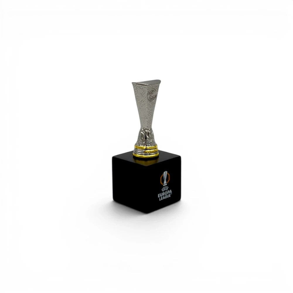 45mm UEFA Europa League Trophäen-Nachbildung aus Zamak auf einem schwarzen Holzsockel
