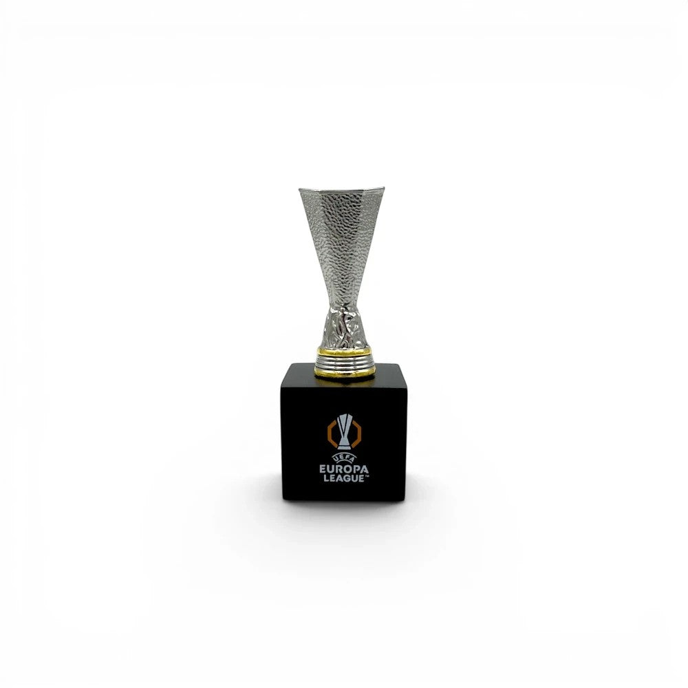 UEFA Europa League Trophäen-Nachbildung aus Zamak auf einem schwarzen Holzsockel, 45 mm groß.