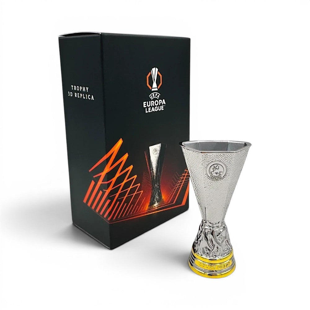 UEFA Europa League Trophäen-Nachbildung aus Zamak, 80 mm hoch, neben der offiziellen schwarzen Geschenkbox.
