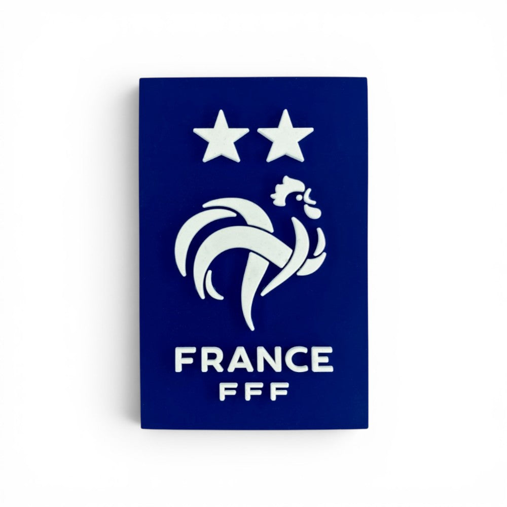 FFF Kühlschrankmagnet in Blau mit weißem gallischen Hahn, zwei Sternen und FRANCE FFF Schriftzug aus PVC.