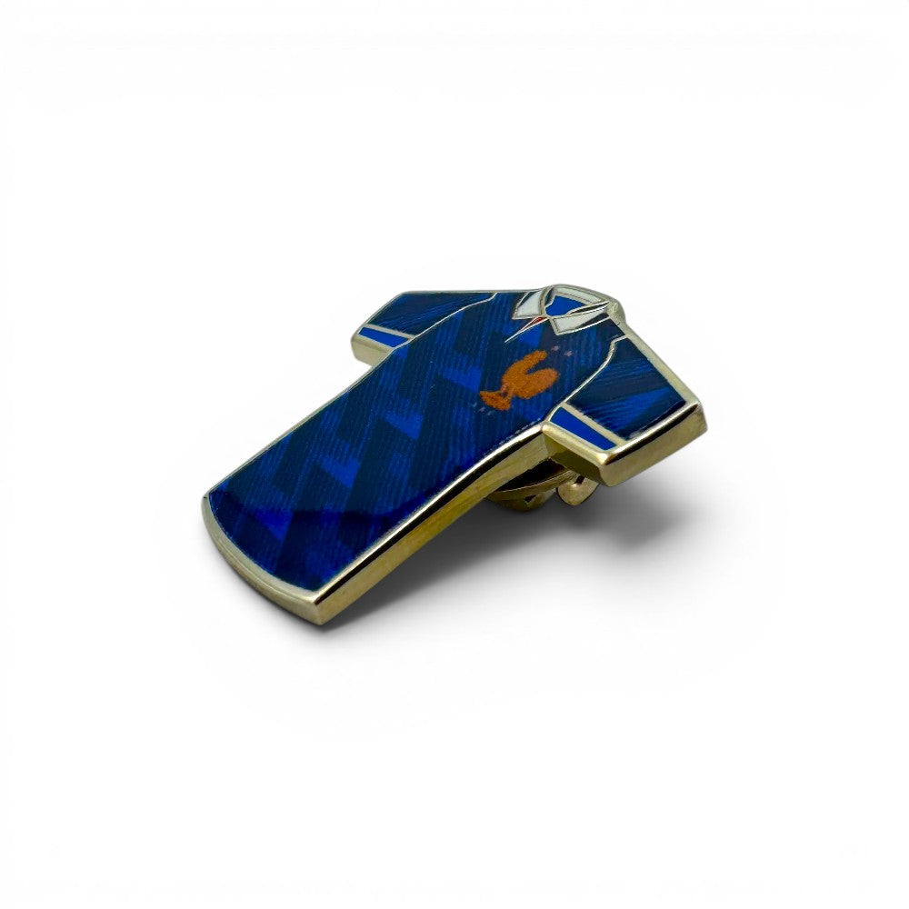 FFF Pin Badge: Miniatur-Replika des Frankreich-WM-2026-Trikots aus Zamak und Emaille in Dunkelblau mit Hahn-Logo.