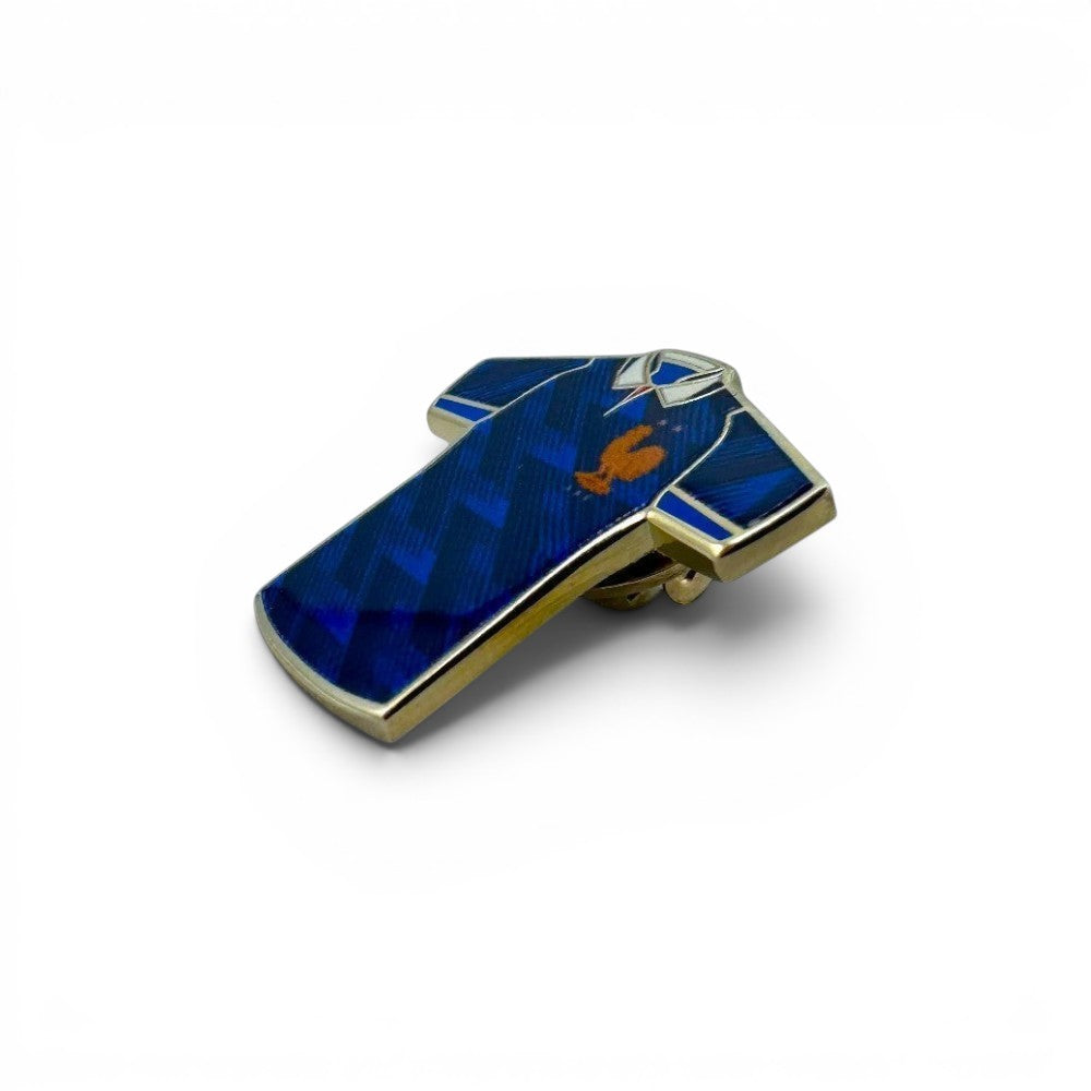 FFF Pin Badge: Miniatur-Replika des Frankreich-WM-2026-Trikots aus Zamak und Emaille in Dunkelblau mit Hahn-Logo.