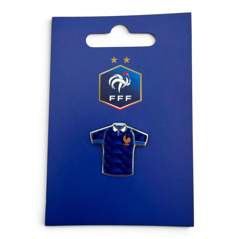 FFF Pin Badge: Miniatur-Replika des Frankreich-WM-2026-Trikots aus Zamak und Emaille in Blau.