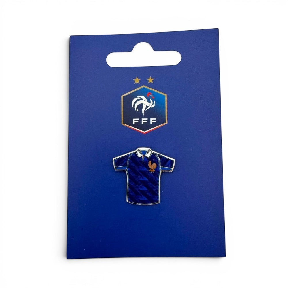 FFF Pin Badge: Miniatur-Replika des Frankreich-WM-2026-Trikots aus Zamak und Emaille in Blau.
