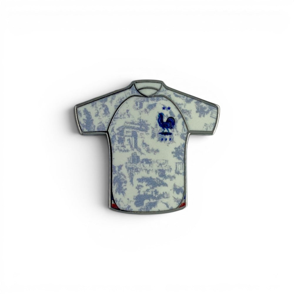 FFF Pin Badge Jersey Away 2022/23. Miniaturpin des Trikots in Blau und Weiß mit Hahn-Logo. Zamak, Emaille.