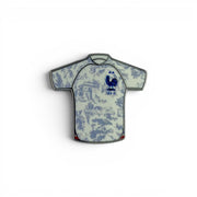 FFF Pin Badge Jersey Away 2022/23. Miniaturpin des Trikots in Blau und Weiß mit Hahn-Logo. Zamak, Emaille.