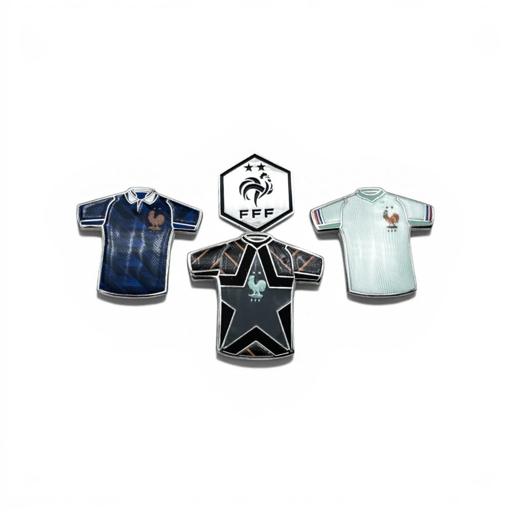 FFF Pin Set: 3 Trikot-Pins (blau, schwarz, hellgrün) und 1 FFF-Wappen-Pin aus Zamak und Emaille für die WM 2026.