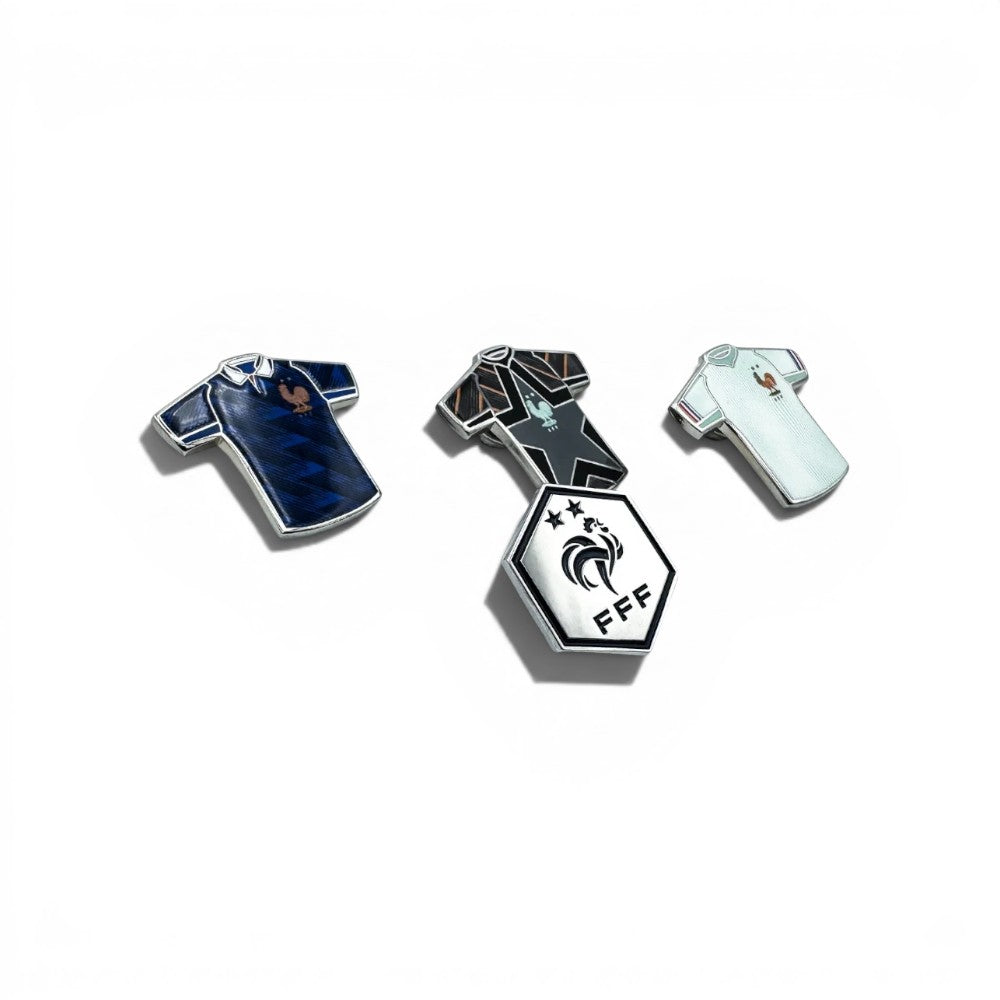 FFF Pin Set mit drei Trikots in Blau, Schwarz und Weiß sowie FFF-Wappen. Aus Zamak und Emaille.