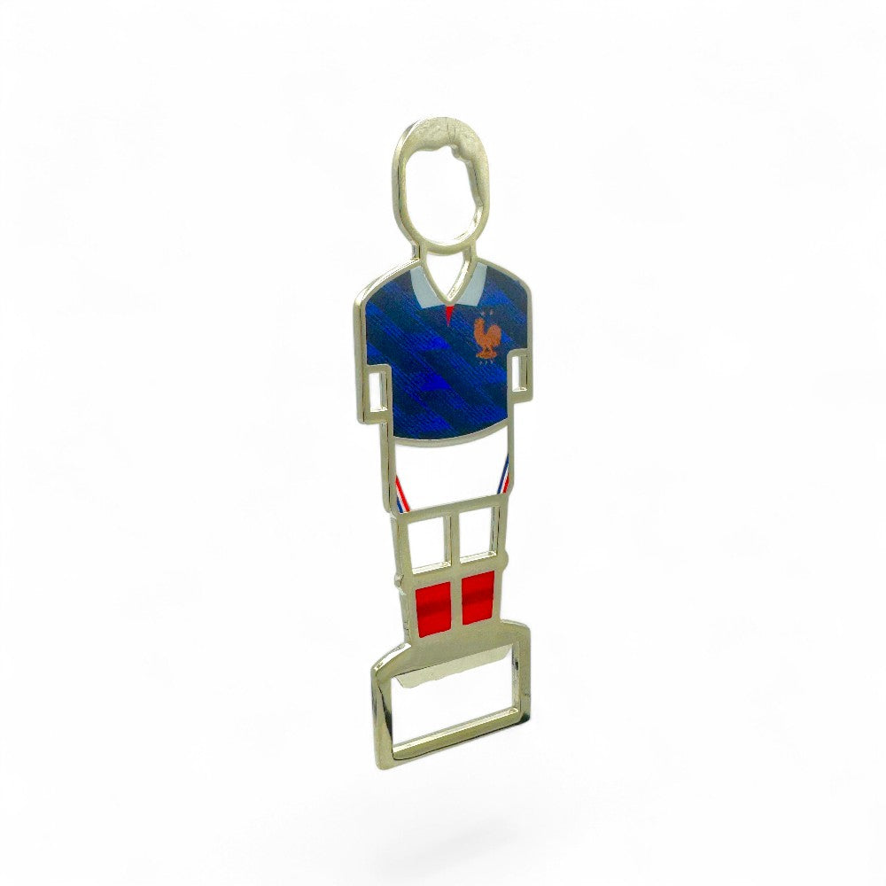 Flaschenöffner im Design des Frankreich WM 2026 Heimtrikots, blau mit weiß und rot, aus Zamak und Emaille, mit Magnet.
