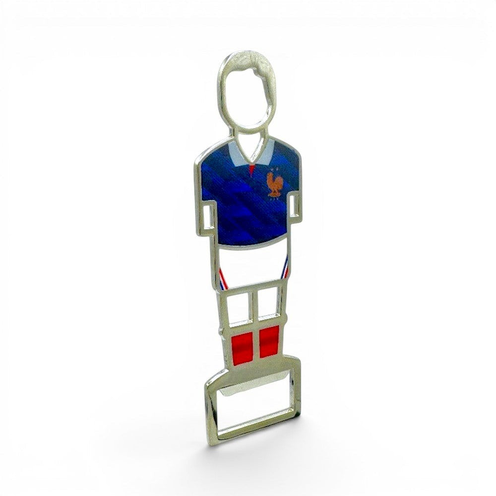 Flaschenöffner im Design des Frankreich WM 2026 Heimtrikots, blau mit weiß und rot, aus Zamak und Emaille, mit Magnet.