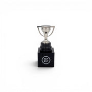 La Liga Trophäen-Nachbildung aus Zamak auf einem schwarzen Holzsockel mit RFEF-Logo