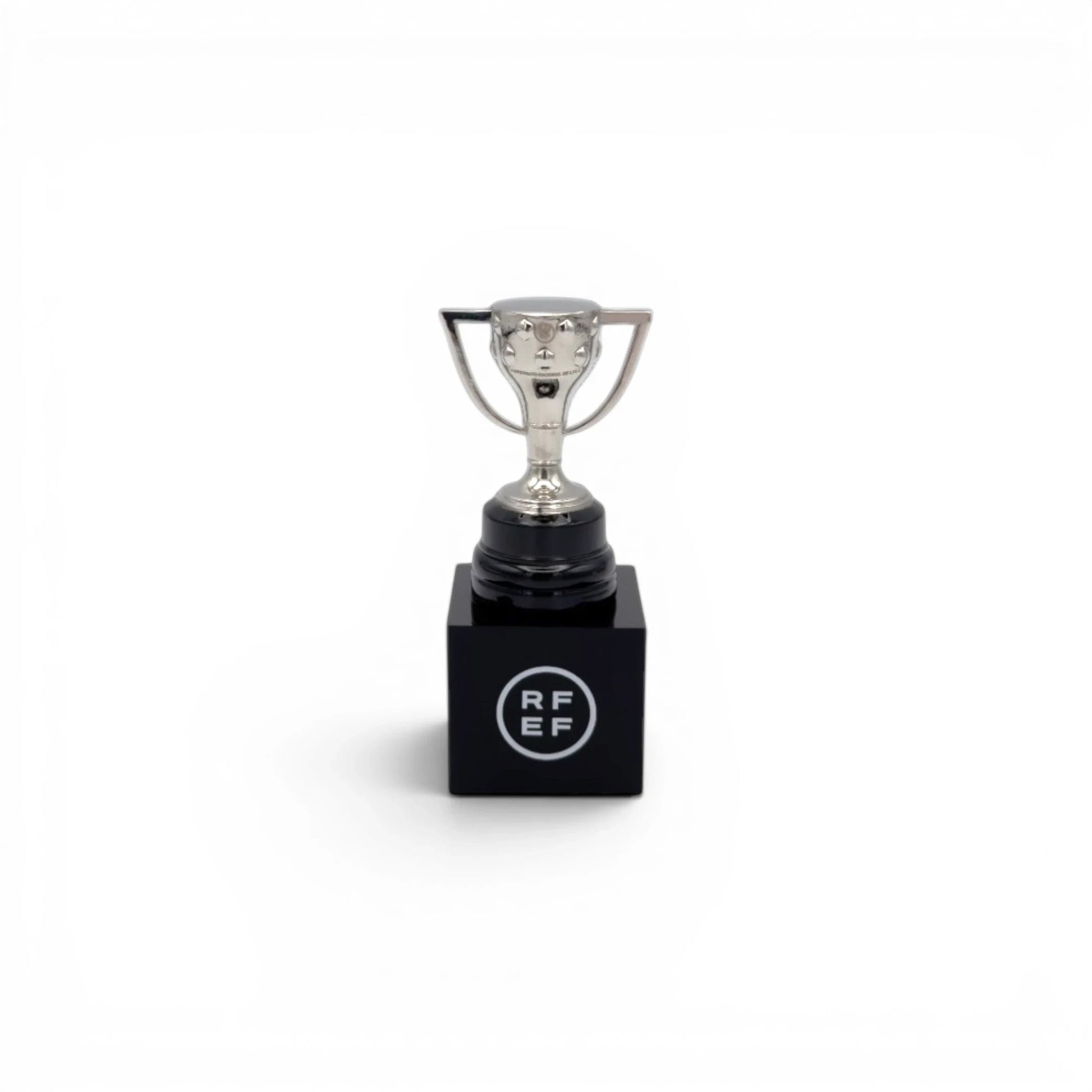 La Liga Trophäen-Nachbildung aus Zamak auf einem schwarzen Holzsockel mit RFEF-Logo