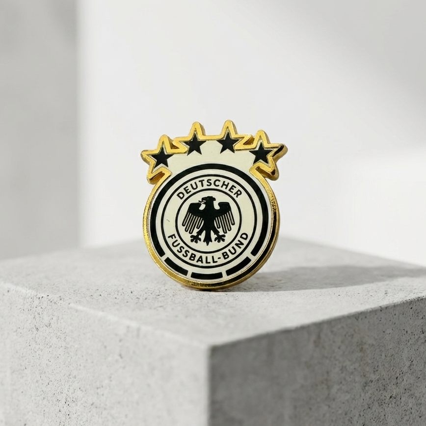 Deutscher Fußball-Bund Pin in Schwarz-Weiß-Optik auf einem steinblock