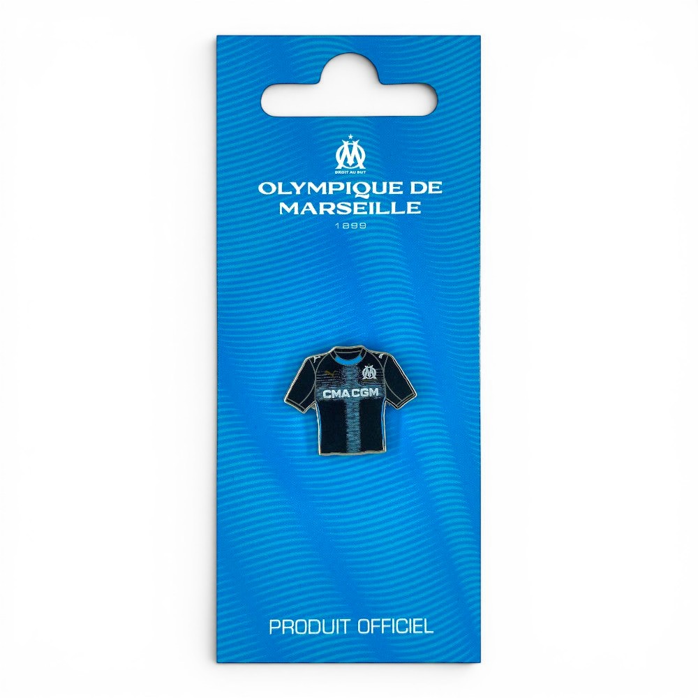 Olympique de Marseille Pin Badge des Auswärtstrikots 2025/26 in Marineblau mit Cyan-Details auf Trägerkarte