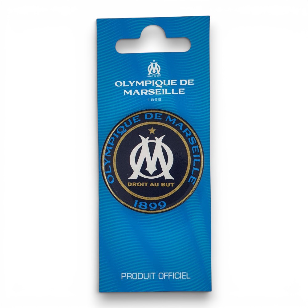 Olympique Marseille Ansteck-Button in Schwarz mit blau-weißem Logo und Gründungsjahr 1899 auf Papierkarte