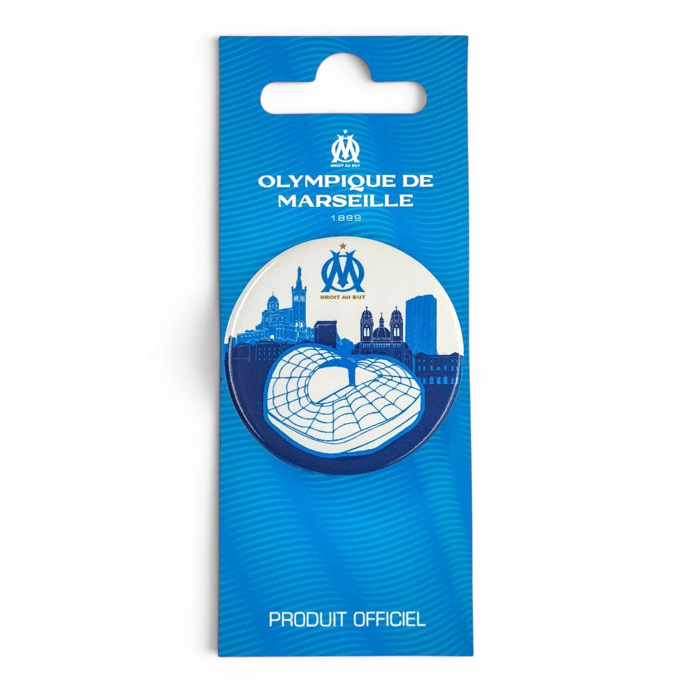 Olympique Marseille Ansteck-Button mit Stadion- und Skyline-Motiv in Blau und Weiß auf einer Pappkarte.