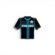 Olympique de Marseille 2025/26 Auswärtstrikot Emaille-Pin in Marineblau mit cyanfarbenem Kreuzmuster