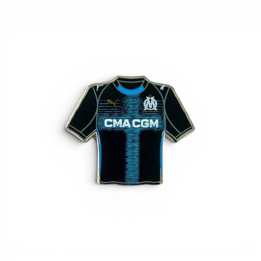Olympique de Marseille 2025/26 Auswärtstrikot Emaille-Pin in Marineblau mit cyanfarbenem Kreuzmuster