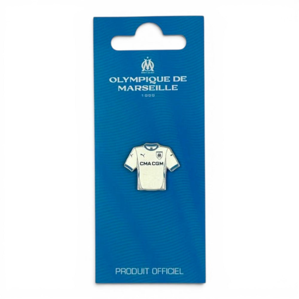 Olympique Marseille Pin Badge im Design des 2024/25 Heimtrikots aus Emaille auf offizieller Trägerkarte