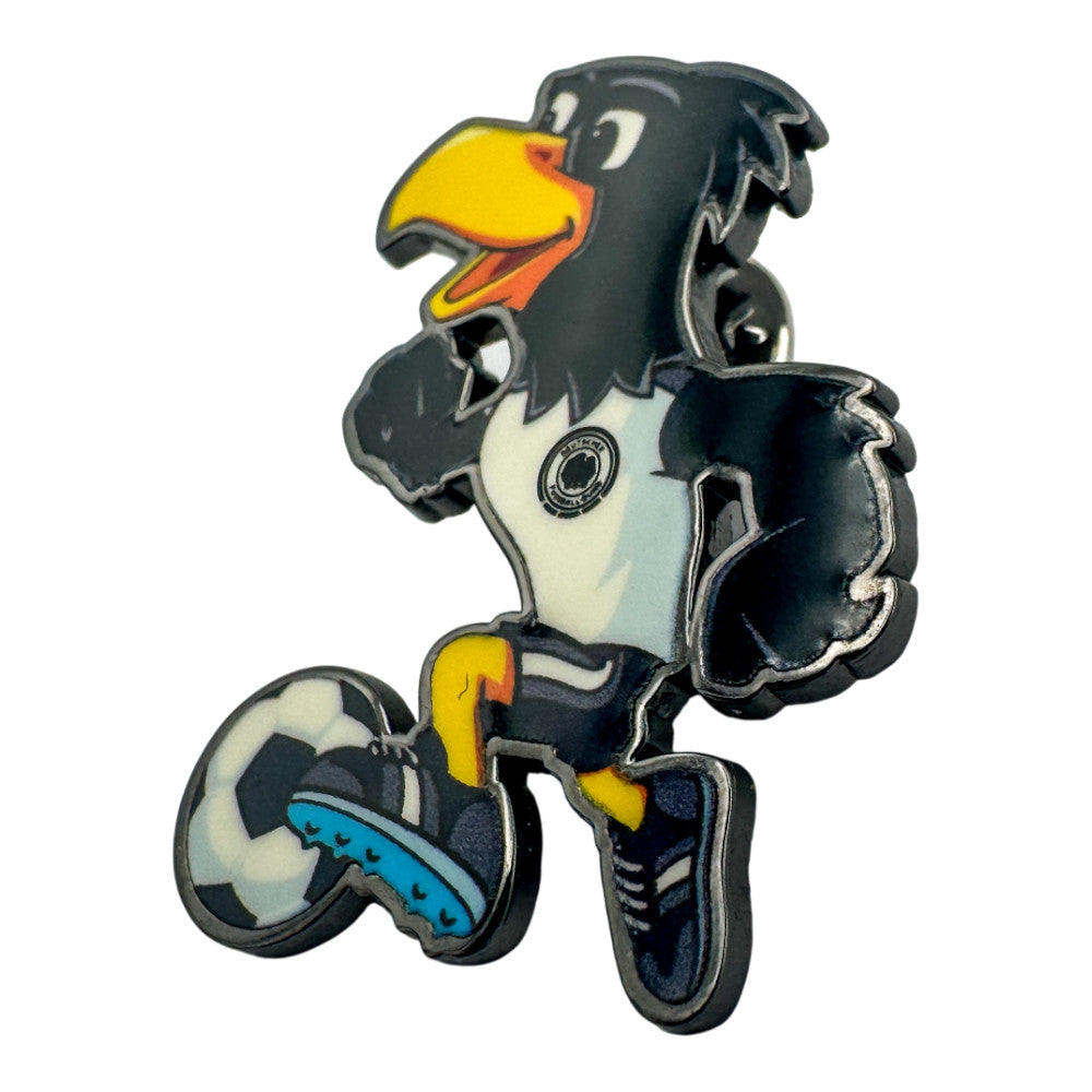 Schrägansicht des Paule Pins zeigt die hochwertige Metallkante und die glänzende Oberfläche des Maskottchens