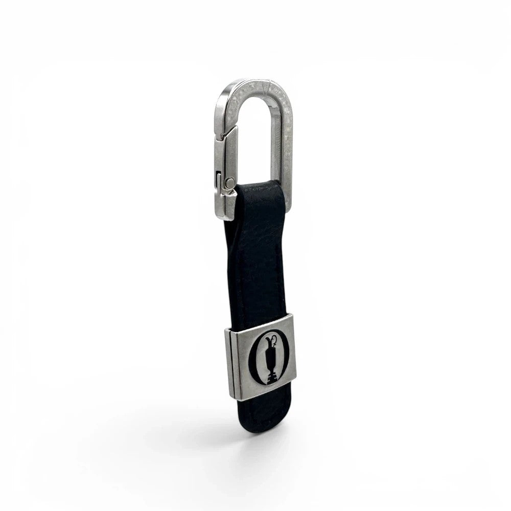 The Open Leder-Schlüsselanhänger in Schwarz mit silbernem Karabiner und Trophäen-Emblem