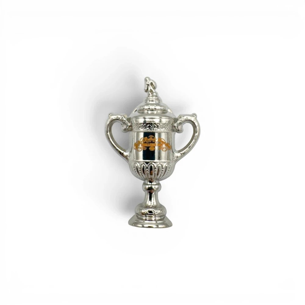 Scottish Cup Anstecknadel aus silberfarbenem Zamak mit detailliertem Pokal-Design für Fußballfans.