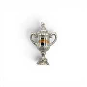 Scottish Cup Anstecknadel aus silberfarbenem Zamak mit detailliertem Pokal-Design für Fußballfans.