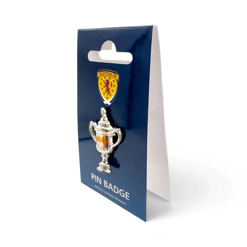 Scottish Cup Anstecknadel aus Zamak auf offizieller SFA-Präsentationskarte