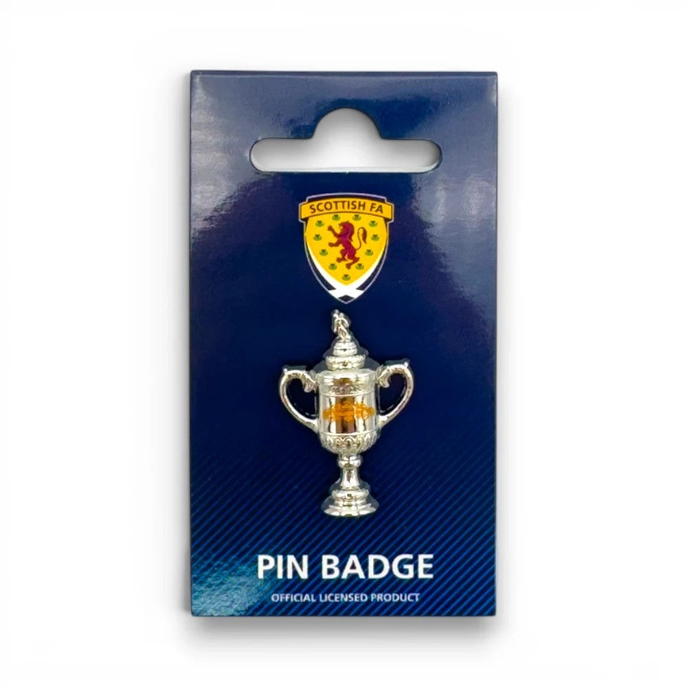 Scottish Cup Anstecknadel aus Zamak in Silberoptik auf offizieller SFA-Präsentationskarte