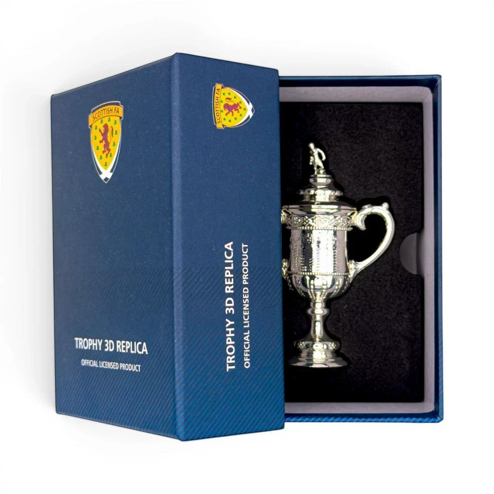 100 mm Scottish Cup Replika aus Zamak in einer offiziellen SFA-Geschenkbox mit Fußball-Heritage-Design.