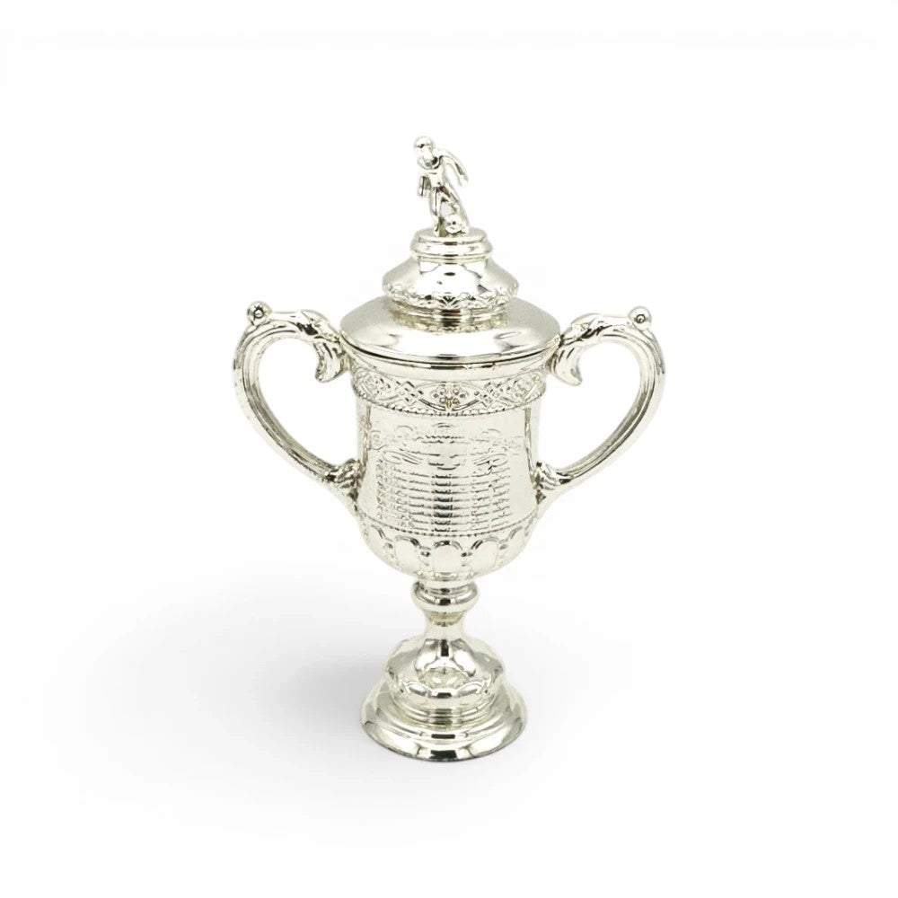 100 mm Scottish Cup Replika aus silberfarbenem Zamak mit detaillierten Gravuren und Fußballer-Figur auf dem Deckel