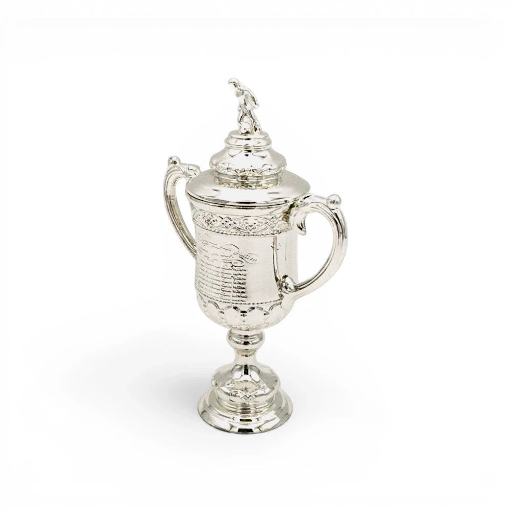 100 mm Scottish Cup Replika aus silberfarbenem Zamak mit detaillierten Gravuren und Fußballer-Figur