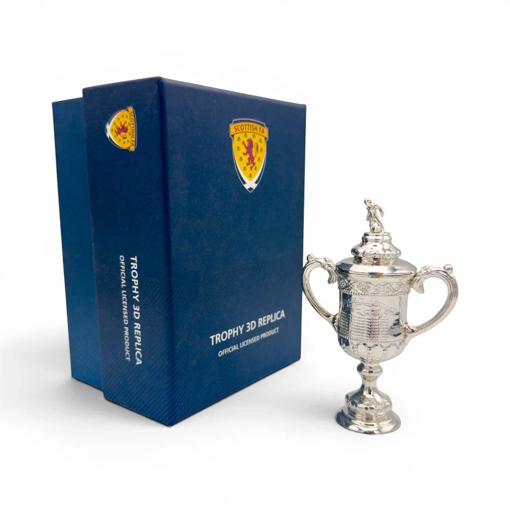 100 mm Scottish Cup Replika aus Zamak in silberner Optik neben der offiziellen SFA Geschenkbox