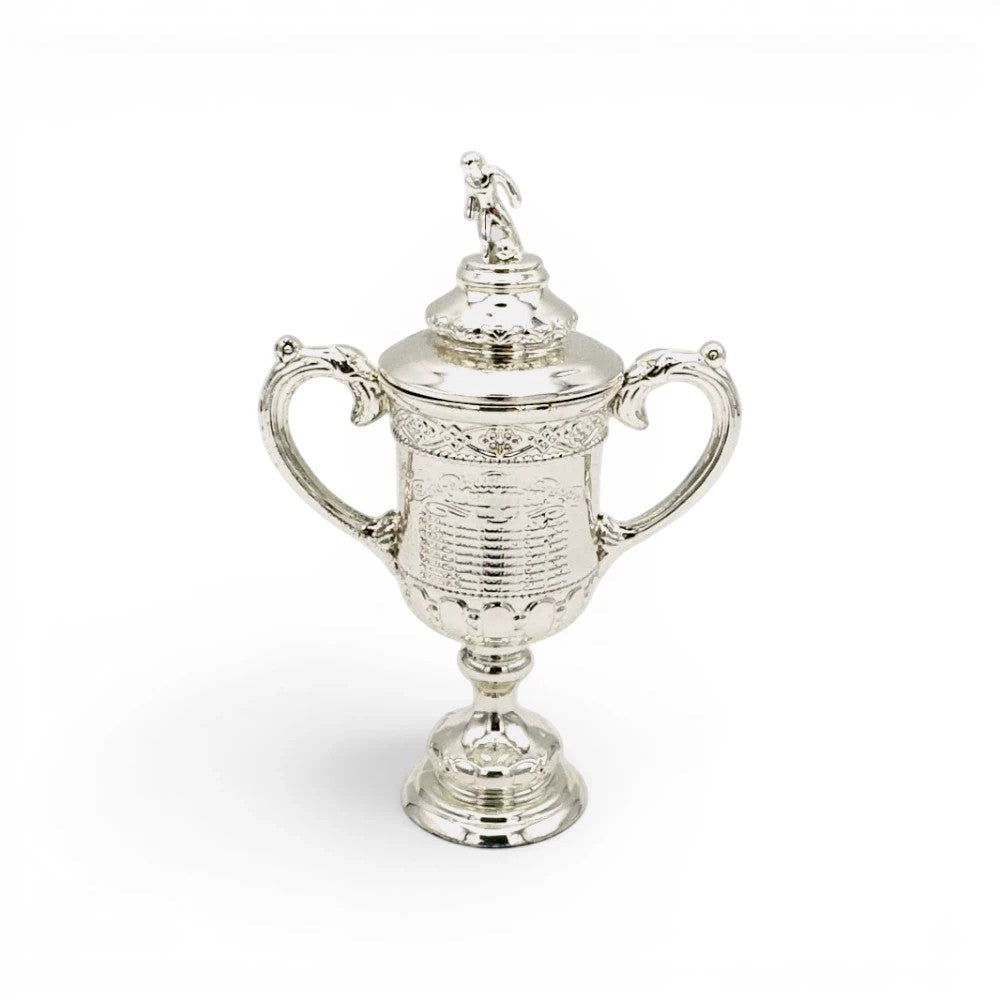 100 mm Scottish Cup Replika aus silberfarbenem Zamak mit detaillierten Gravuren und Fußballer-Figur auf dem Deckel