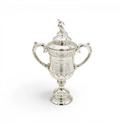 100 mm Scottish Cup Replika aus silberfarbenem Zamak mit detaillierten Gravuren und Fußballer-Figur auf dem Deckel