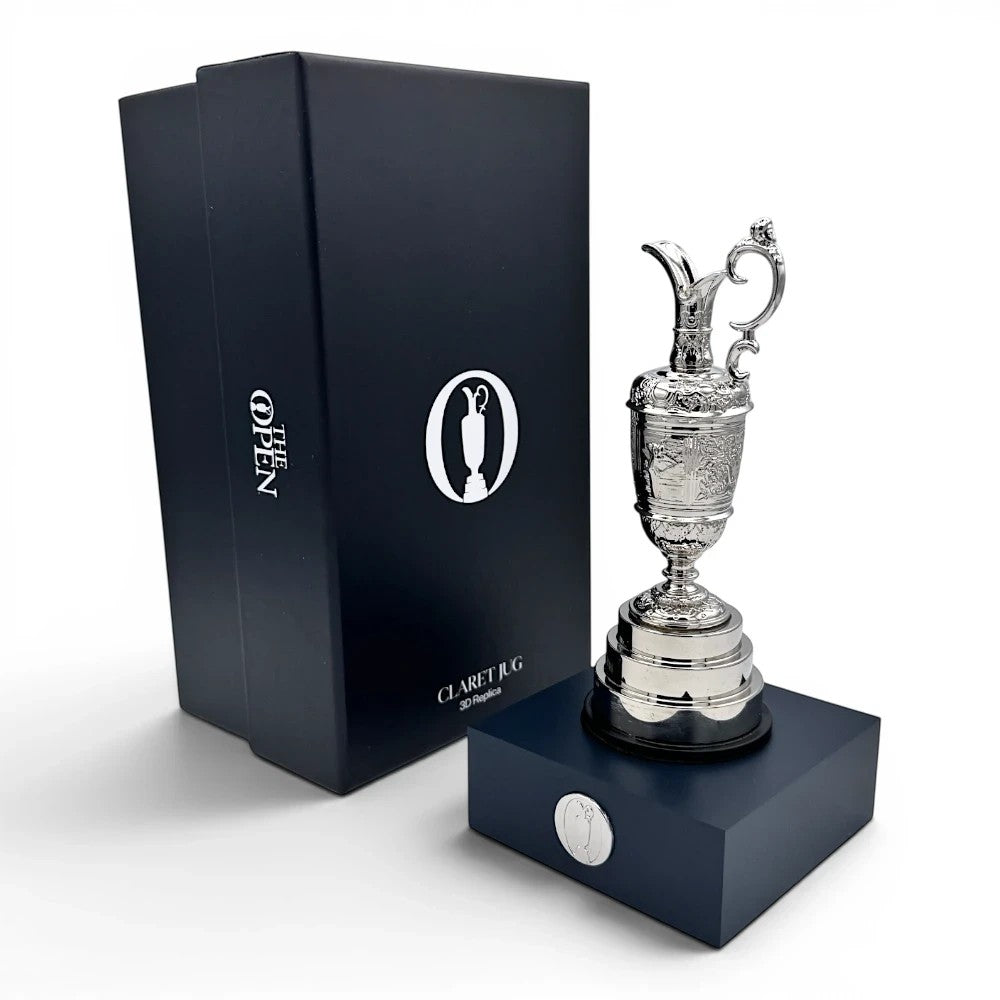 The Open Claret Jug 150 mm Replika aus Silber auf einem blauen Sockel mit passender Geschenkbox