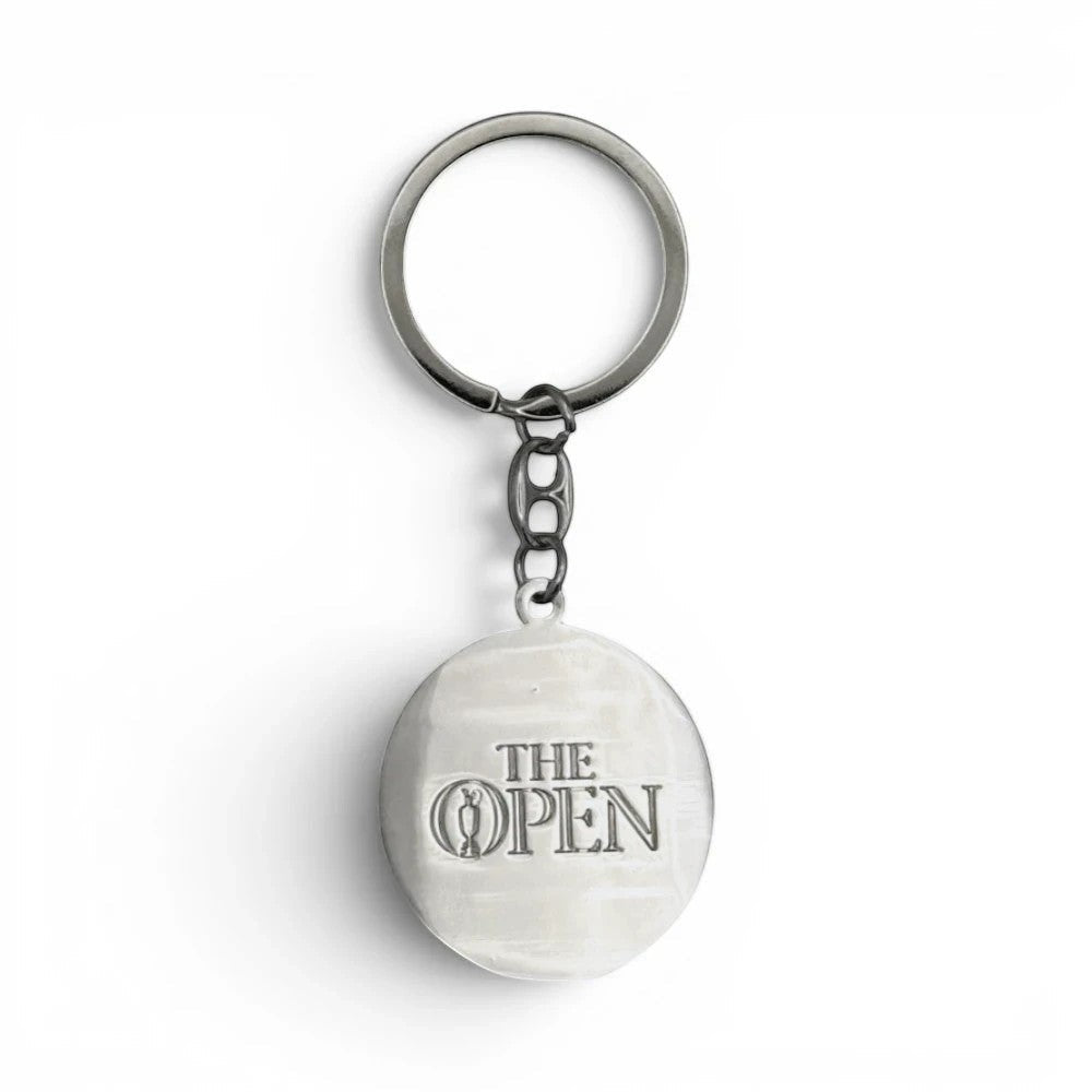 Silberner The Open Trophäen-Schlüsselanhänger von Am Ball mit eingraviertem Logo auf weißem Hintergrund