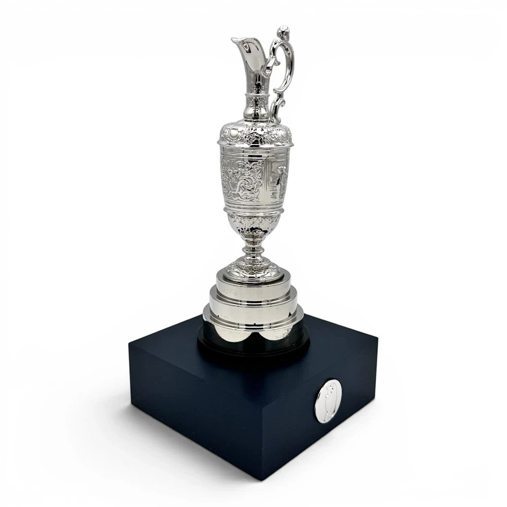 The Open Trophy 150 mm aus versilbertem Metall auf einem schwarzen quadratischen Acrylsockel