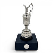 The Open Trophy 150 mm aus versilbertem Metall mit detaillierten Gravuren auf einem schwarzen Acrylsockel