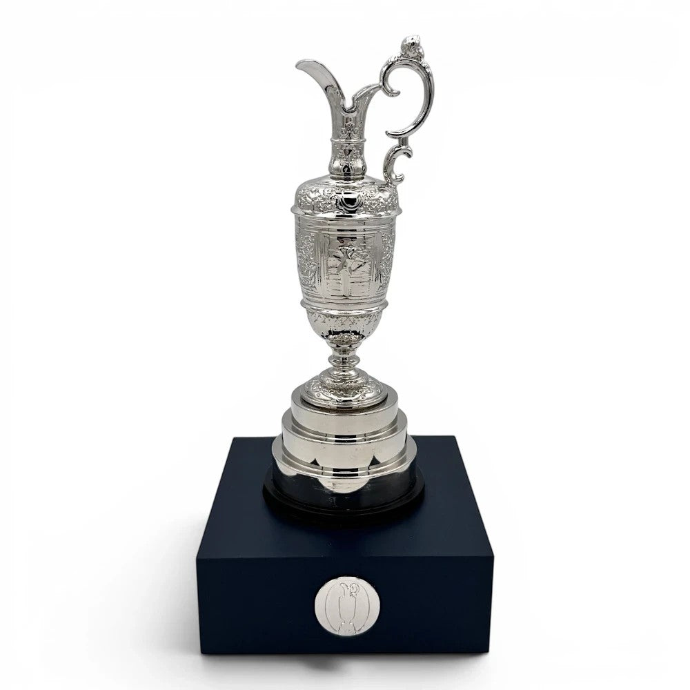 The Open Trophy 150 mm aus versilbertem Metall mit detaillierten Gravuren auf einem schwarzen Acrylsockel