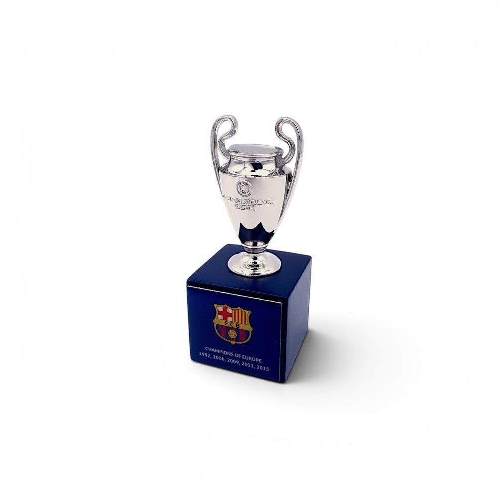 UEFA Champions League Pokal-Replika aus Zamak auf blauem Holzsockel mit FC Barcelona Gravur.
