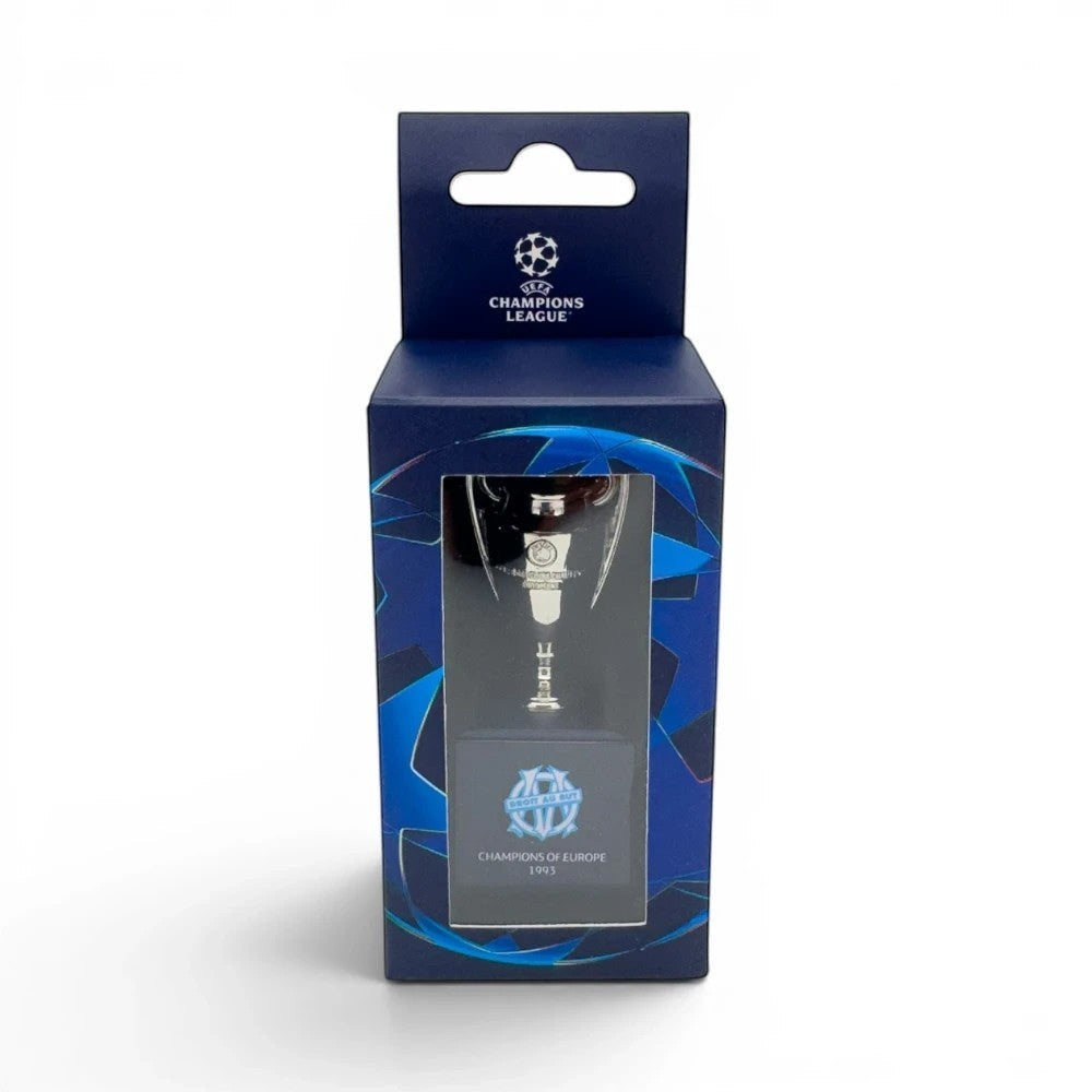 UEFA Champions League Pokal-Replika auf einem Holzsockel mit Olympique de Marseille Logo in Blisterverpackung