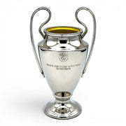 Officially licensed UEFA Champions League Trophy Replica, 150mm, silberfarben, mit Henkeln und goldfarbenem Innenraum.